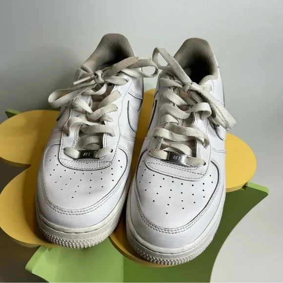 👟 NIKE AIR FORCE ONES - WOMANS SIZE 7 👟 - Picture 4 of 9